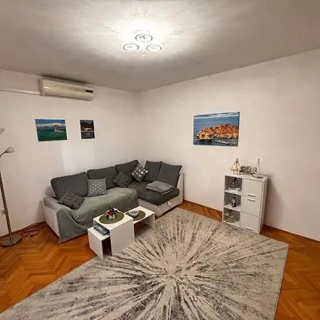 Ana - Family Friendly Zára