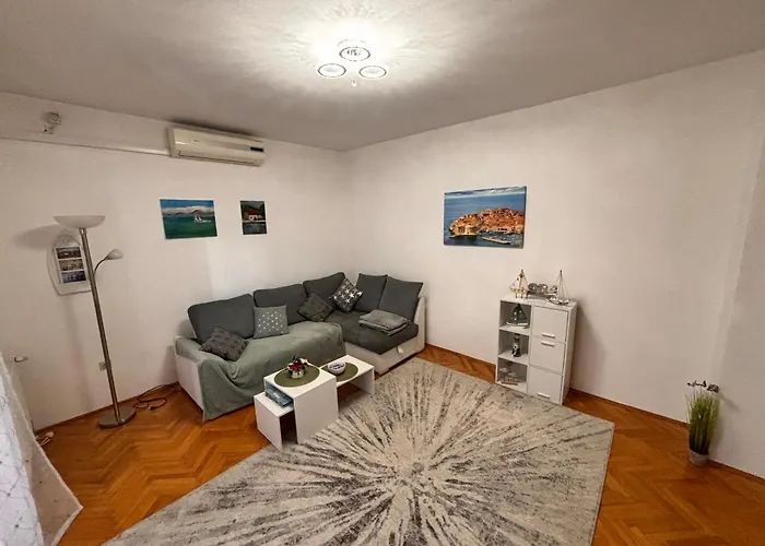 Ana - Family Friendly Zára